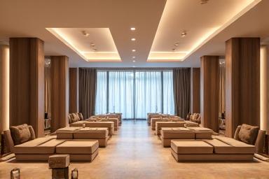 Ein geschmückter, eleganter Veranstaltungsraum in einem Wellnesscenter, bereit für eine private Feier oder einen Rückzug.
